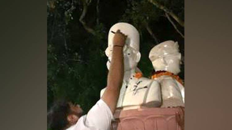 फाइल फोटो: एनएसयूआई कार्यकर्ता ने वीर सावरकर की मूर्ति से की छेड़छाड़ 