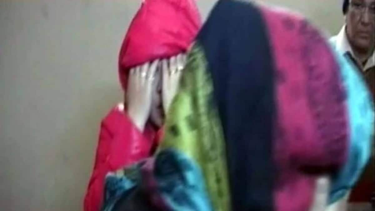 दिल्ली: नंद नगरी में ऑनलाइन सेक्स रैकेट का भंडाफोड़, एक नाबालिग समेत दो का रेस्क्यू - dcw busts online sex racket two rescued atrc - AajTak