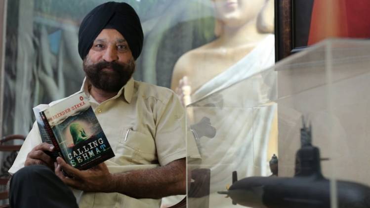 पुस्तक 'कॉलिंग सहमत' के साथ लेखक हरिंदर सिक्का