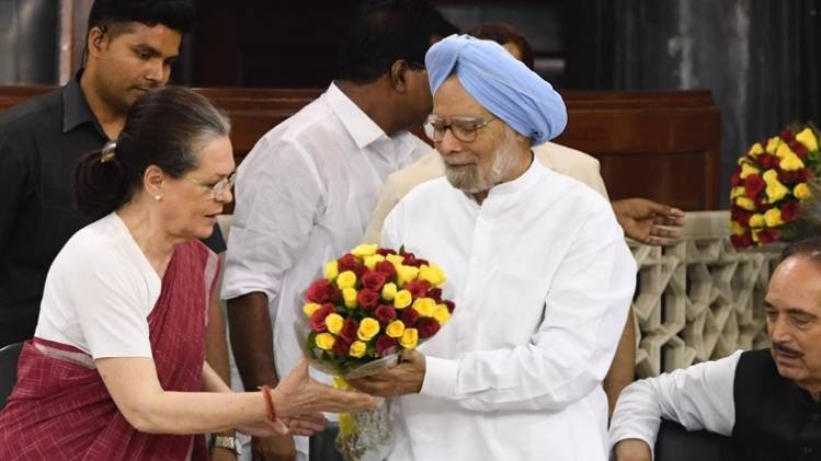 सोनिया गांधी और पूर्व पीएम मनमोहन सिंह (फाइल फोटो)