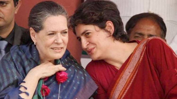 सोनिया गांधी और प्रियंका गांधी (फाइल फोटो)