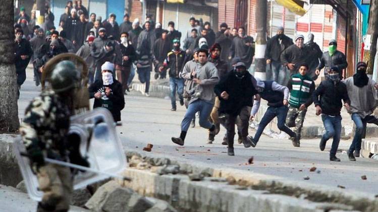 जम्मू कश्मीर में सेना के जवानों से भीड़े पत्थरबाज (फाइल फोटो)