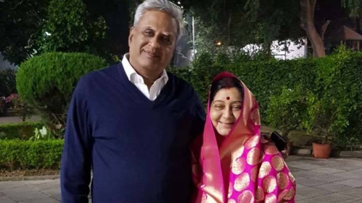 पति स्वराज कौशल के साथ सुषमा स्वराज. (फोटो- Twitter/@SushmaSwaraj)