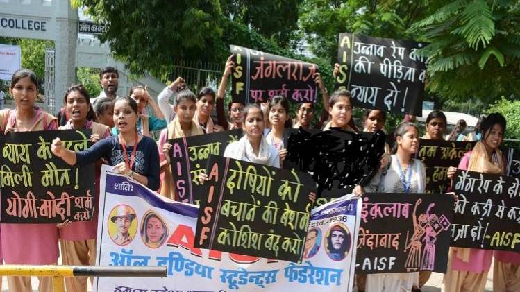 उन्नाव मामले पर पटना में हुए विरोध प्रदर्शन की एक तस्वीर (सोर्स- IANS)