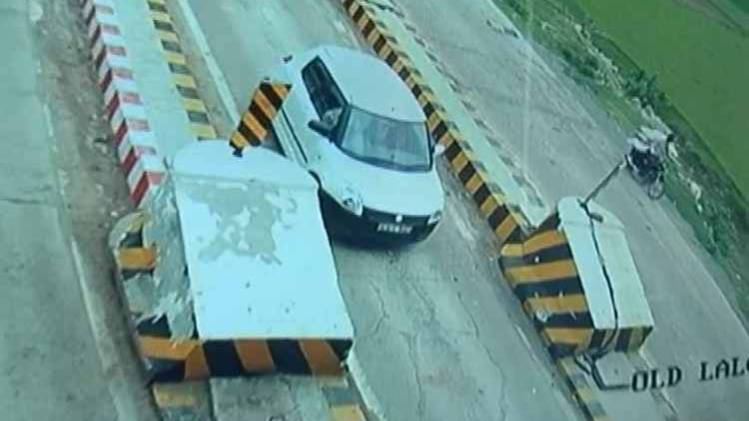 सीसीटीवी से ली गई तस्वीर (फोटो- AajTak)