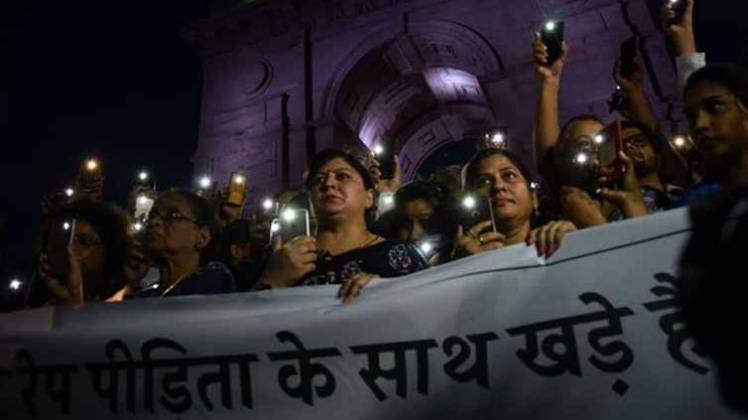 उन्नाव रेप पीड़िता के समर्थन में इंडिया गेट पर प्रदर्शन (फाइल फोटो)