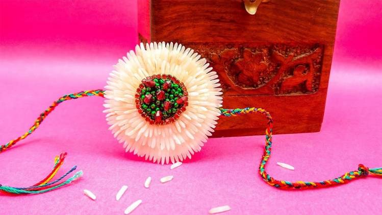 भाई की कलाई के लिए एक दिन पहले ही बहनें सुंदर और आकर्षक राखियों की तलाश कर रही हैं.