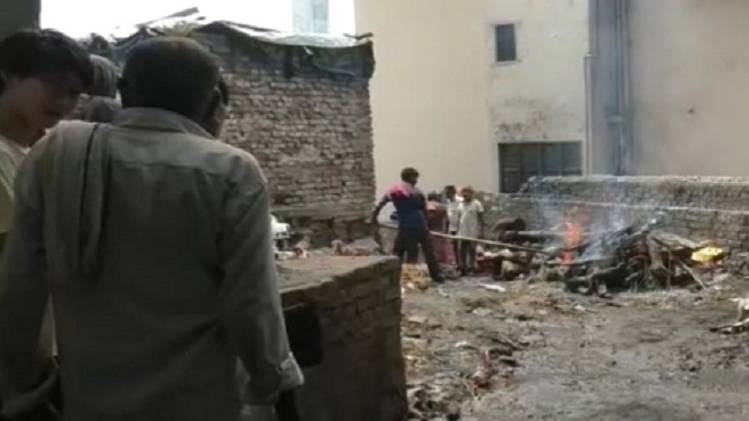 गली में शवदाह (फोटोः रोशन जायसवाल)