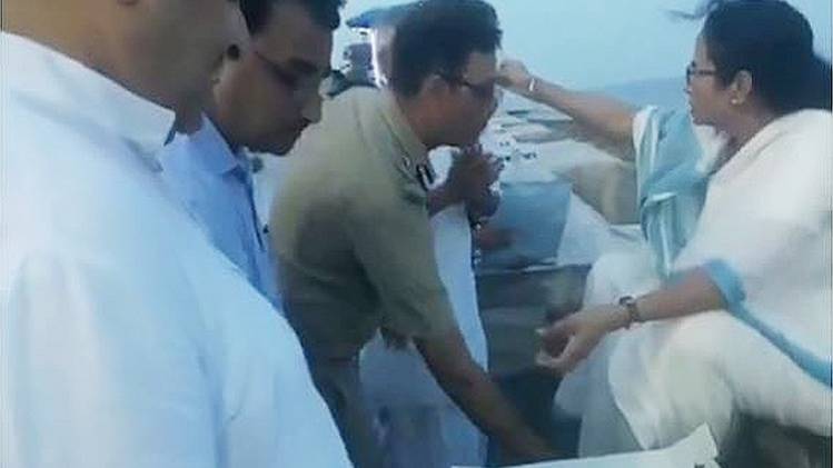 ममता बनर्जी का पैर छूते प. बंगाल के पश्चिमी जोन के आईजी राजीब मिश्रा. 