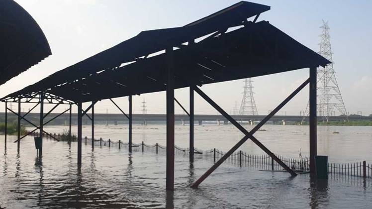 यमुना की चपेट में निगम बोध घाट (फोटो-पंकज जैन)