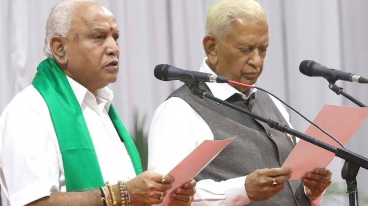 कर्नाटक में बीएस येदियुरप्पा को सीएम पद की शपथ दिलाते राज्यपाल वजूभाई( फाइल फोटो-IANS)