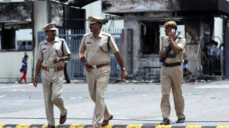 YouTuber Harish woman fan gold chain theft delhi