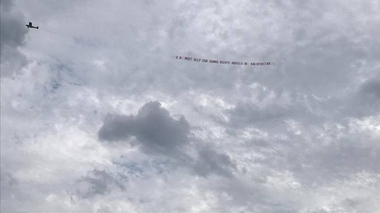 स्टैचू ऑफ लिबर्टी के पास से गुजरा विमान