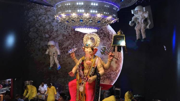 गणेश चतुर्थी के पहले ही दिन यहां लाखों भक्तों ने गणपति के दर्शन किए.