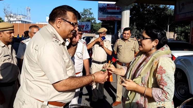 लोगों को गुलाब देते पुलिस अधिकारी