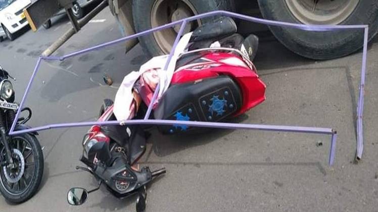 बैनर गिरने से लड़की की मौत