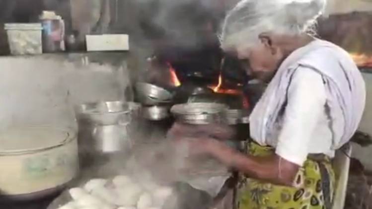 80 वर्षीय कमलाथाल की बनाई हुई इडली है खास (फोटो-शालिनी मारिया लोबो)
