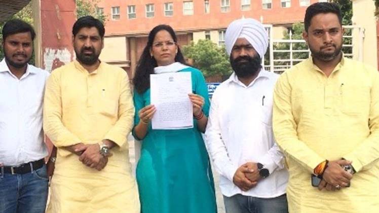 पार्टी के तकरीबन एक दर्जन पार्षदों ने एंटी करप्शन ब्यूरो में शिकायत दर्ज कराई