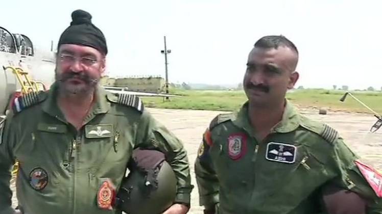 एयरफोर्स चीफ बीएस धनोआ के साथ विंग कमांडर अभिनंदन (ANI)