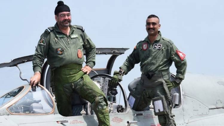 विंग कमांडर अभिनंदन वर्तमान और एयर चीफ मार्शल बीएस धनोआ (ANI)