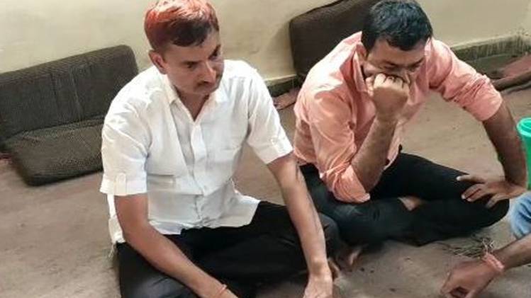 एसीबी की गिरफ्त में आरोपी (फोटो-शरत कुमार)