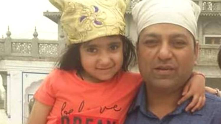 मृतक केवल दीवान और उनकी मासूम बेटी मान्या (फाइल फोटो)