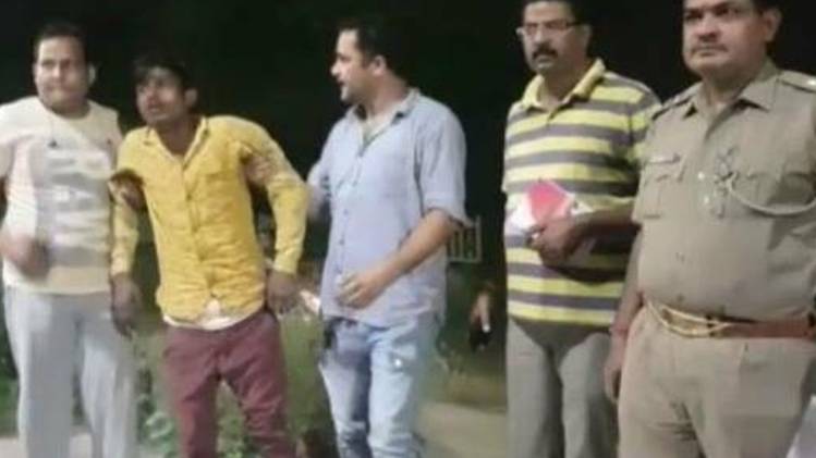 पुलिस की गिरफ्त में आरोपी (फोटो-तनसीम हैदर)