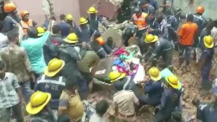 अहमदाबाद में गिरी तीन मंजिला इमारत (फोटो-ANI)