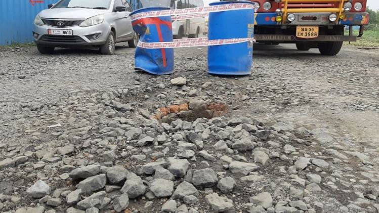 अहमदाबाद की सड़क पर बना गड्ढा