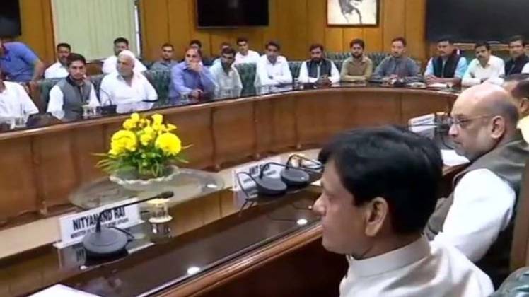 जम्मू-कश्मीर और लद्दाख के ग्राम प्रधानों से मिले अमित शाह (फोटो-एएनआई)