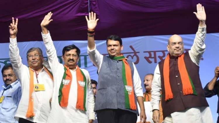 महाराष्ट्र के सोलापुर में रैली के दौरान सीएम फडणवीस के साथ बीजेपी अध्यक्ष अमित शाह. (फोटो-ट्विटर)