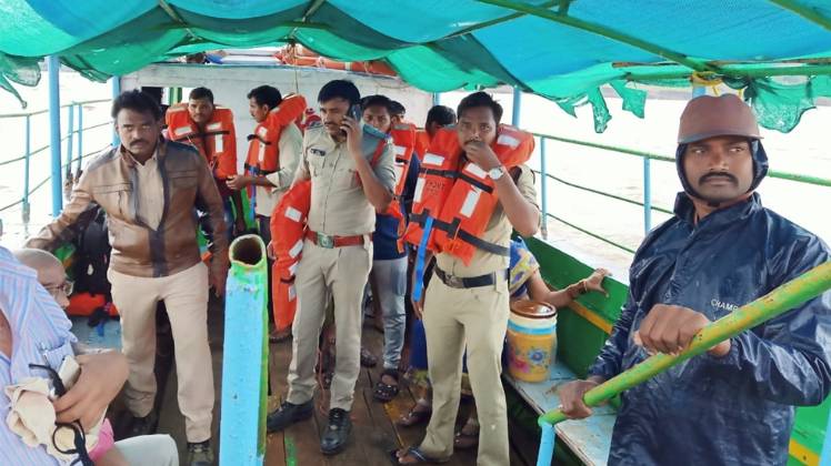 राहत बचाव कार्य में लगी पुलिस और अन्य लोग