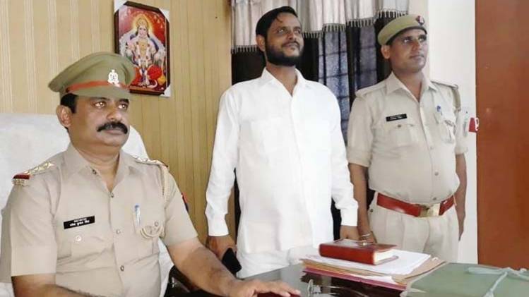 पुलिस गिरफ्तर में आरोपी 