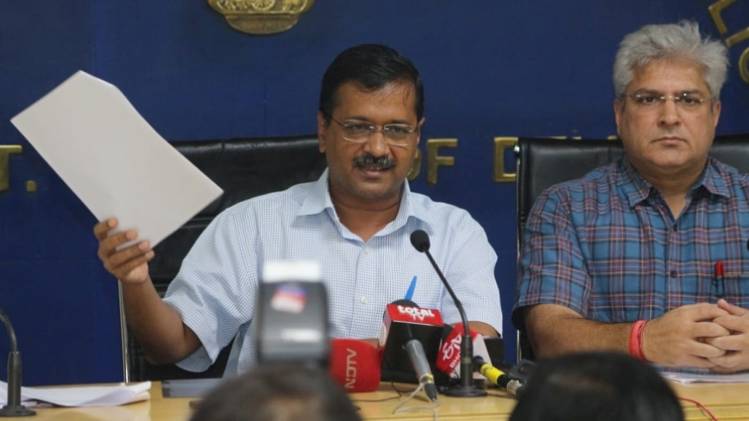 दिल्ली के मुख्यमंत्री अरविंद केजरीवाल के साथ परिवहन मंत्री कैलाश गहलोत (फोटो-IANS)