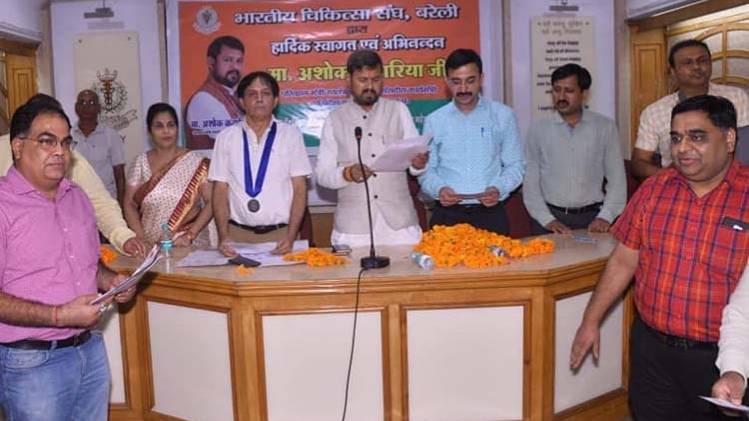 यूपी के मंत्री अशोक कटारिया ने मुफ्त इलाज के लिए बरेली में डॉक्टरों को दिलाई शपथ.