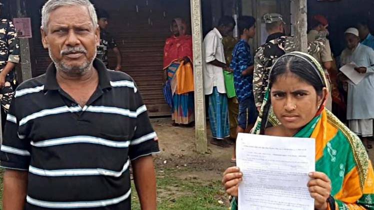 असम के बारपेट में NRC सेवा केंद्र के बाहर नाम तलाशते लोग (फोटो-एएनआई) 