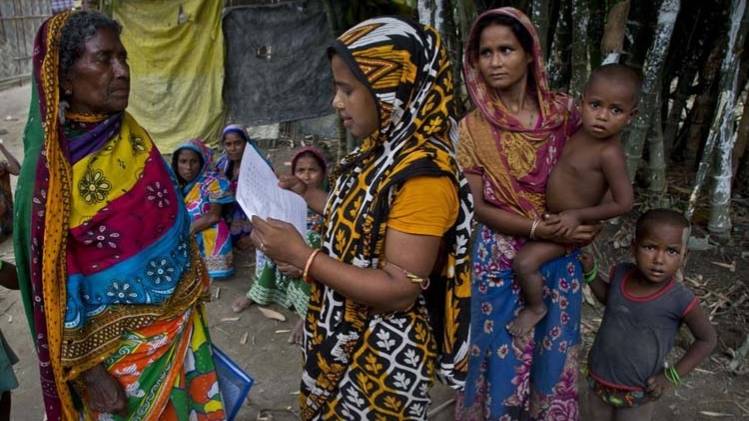 असम NRC सेवा केंद्र पर अपना नाम देखती महिलाएं (फोटो-AP)