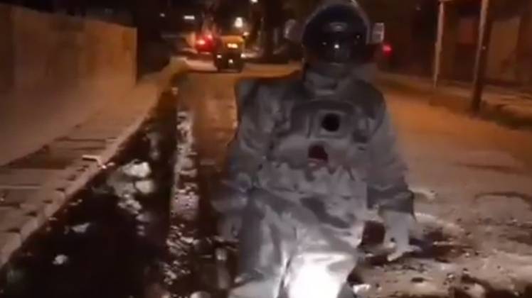 बेंगलुरु की सड़क पर अंतरिक्ष यात्री बनकर उड़ाया मजाक (वीडियो ग्रैब)