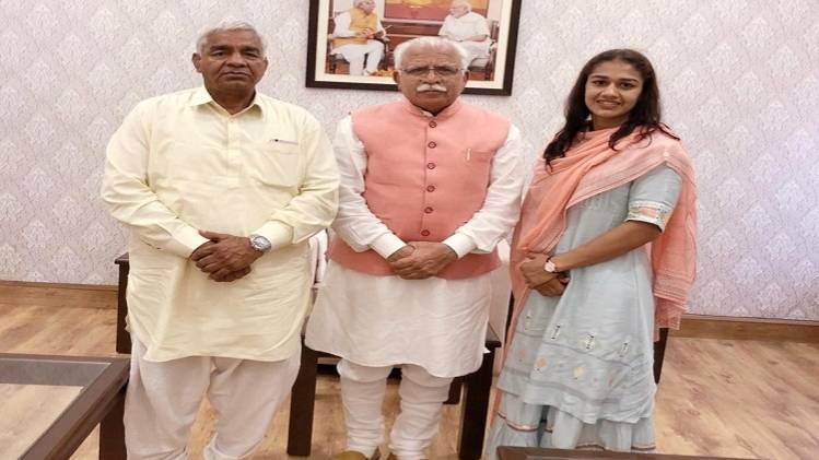 मुख्यमंत्री मनोहर लाल खट्टर के साथ बबीता फोगाट (टि्वटर)
