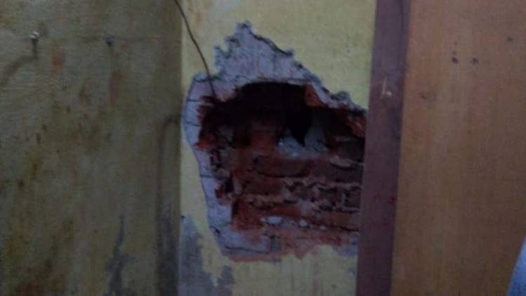 बैंक की दीवार में किया सुराख (फोटो-चिराग गोठी)