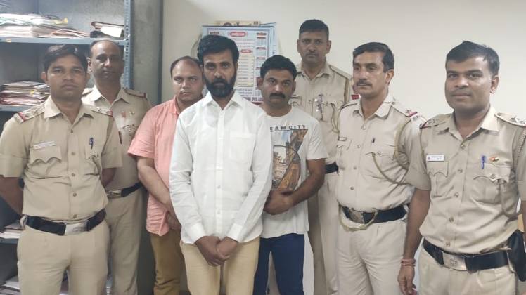 पुलिस की गिरफ्त में आरोपी