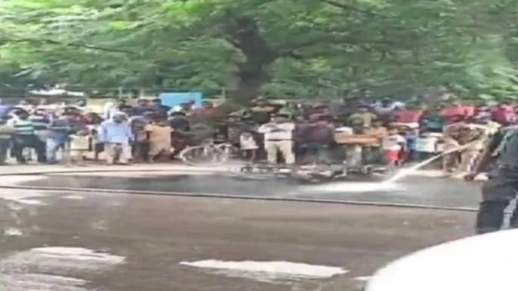 बाइक की आग बुझाता अग्निशमन दस्ता (फाइल फोटो)