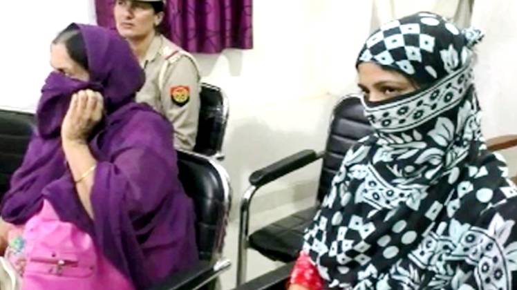 ब्लैकमेल‍िंग की आरोपी मां-बेटी.