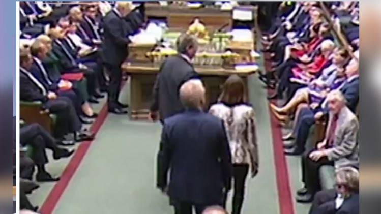 जब संसद में सांसद ने किया क्रॉसओवर