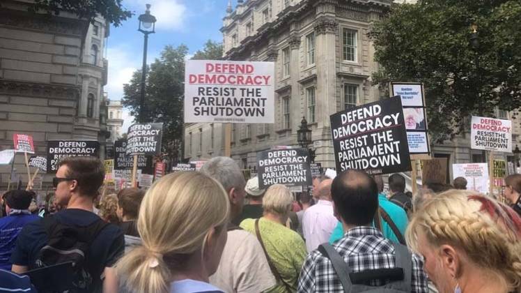 PM बोरिस जॉनसन के खिलाफ प्रदर्शन करते लोग (फोटो-TWITTER/UKLabour)