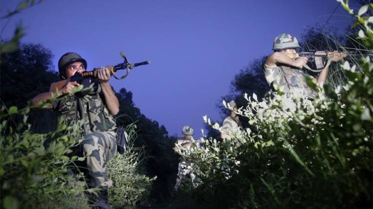 सीमा पर तैनात बीएसएफ के जवान (फाइल फोटो-PTI)