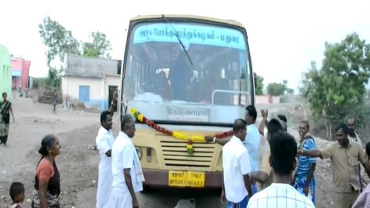 गांव में पहुंची बस (फोटो- शालिनी मारिया लोबो)