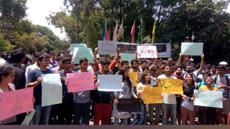 ICAI मुख्यालय पर प्रदर्शन करते परीक्षार्थी Photo ANI