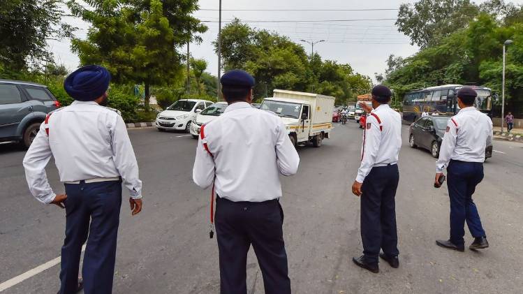 रोड पर ट्रैफिक पुलिस (फाइल फोटो-PTI)