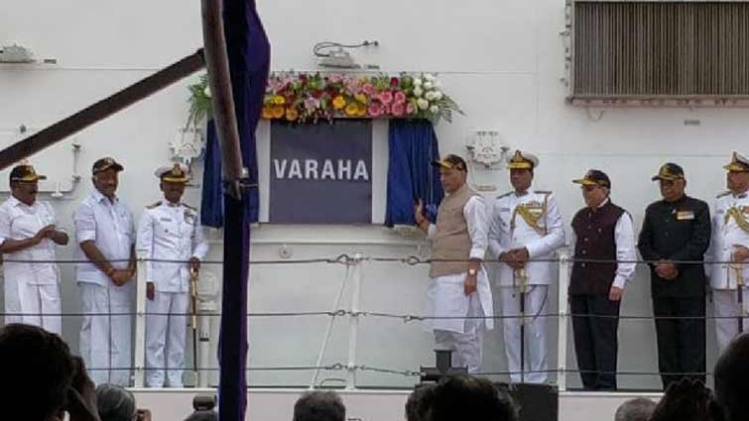 रक्षा मंत्री राजनाथ सिंह ने आईसीजीएस वराह को शुरू किया (फोटो-अक्षय)
